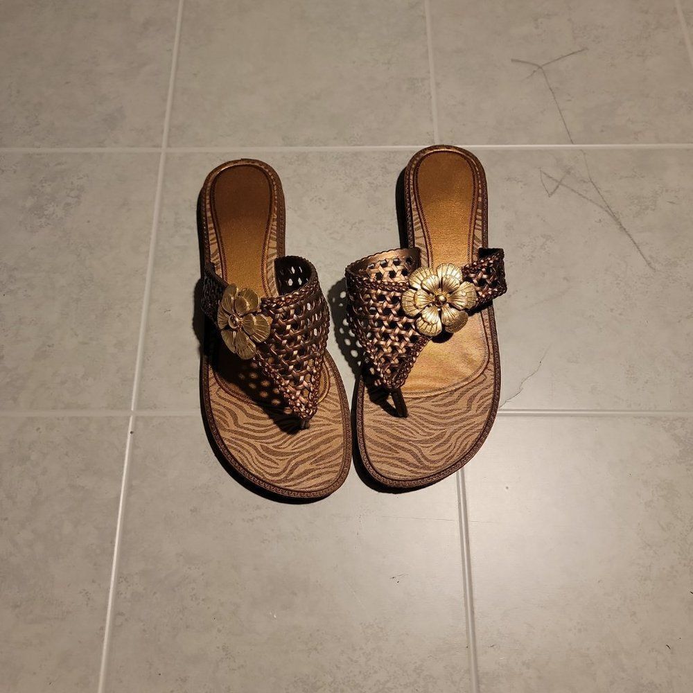 Grendene Womens Brown Flower Comfort Slip On Flat Thong Sandal Size US 7